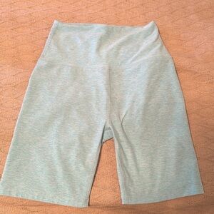 Beyond Yoga biker shorts in spacedye aqua, size M.